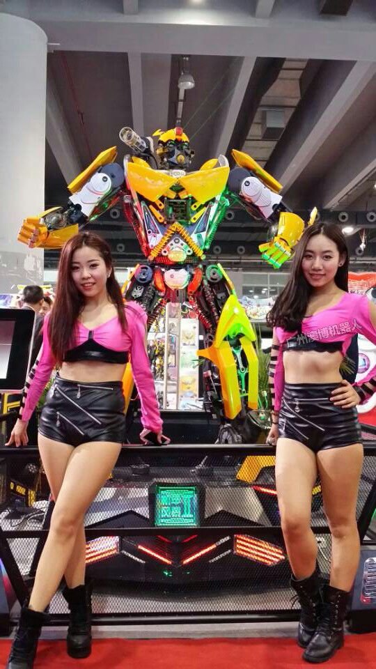 澳博大型智能表演机器人-大黄蜂