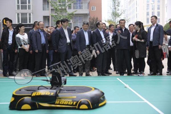 总理和智能机器人打羽毛球