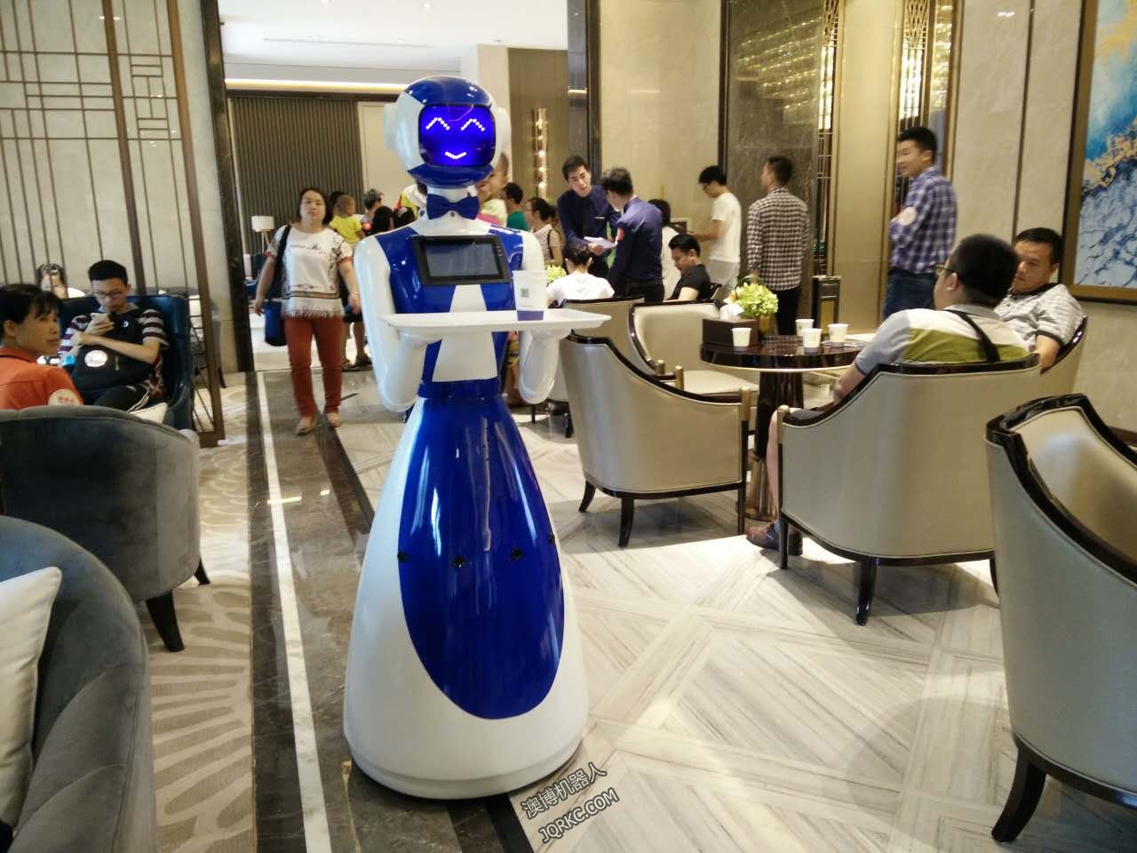 机器人服务端送茶水